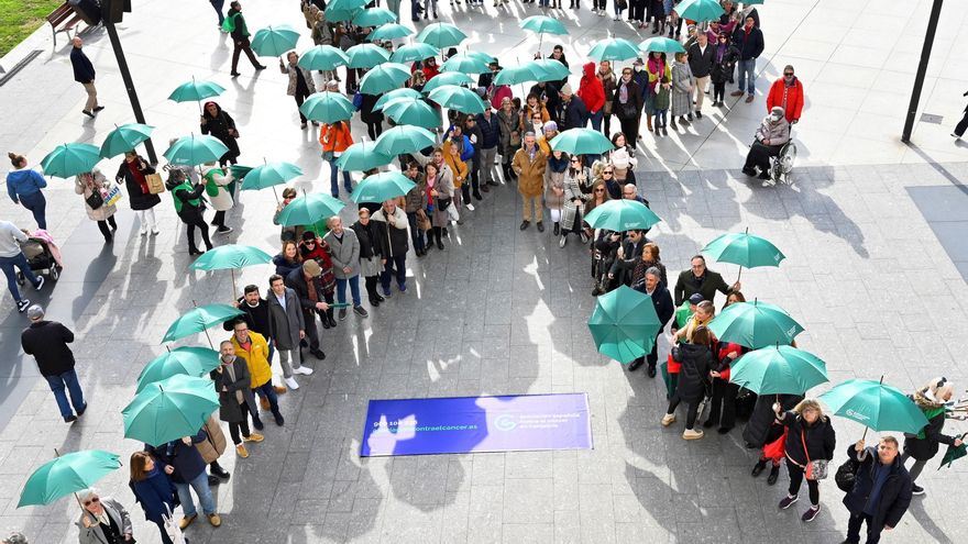 Decenas de personas forman un lazo humano contra el cáncer en la plaza del Ayuntamiento de Santander