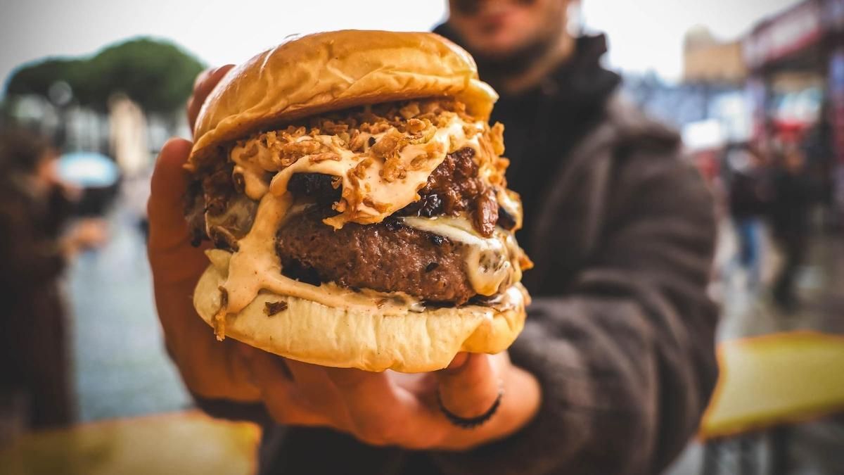 Choque abertzale por el evento The Champions Burger en la Pamplona de EH Bildu: Sortu lo ve “yanqui” y “erdaldun”