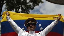 Simpatizantes del presidente de la Asamblea Nacional de Venezuela, Juan Guaidó, se reúnen en un cabildo este sábado, en Caracas (Venezuela).
