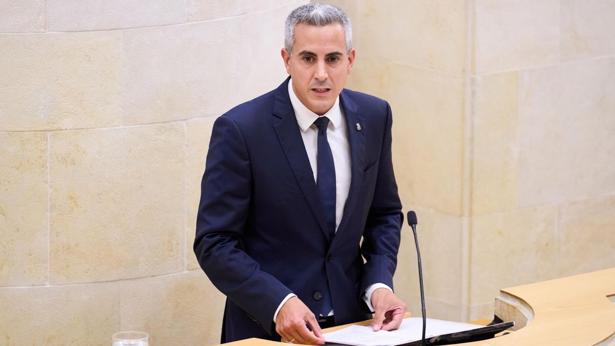 El líder de PSOE en Cantabria, Pablo Zuloaga, en una intervención en el Parlamento.