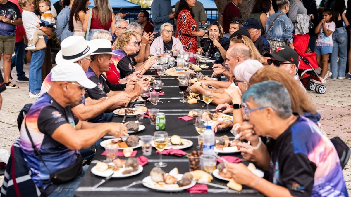 Más de 600 personas participan en una tradicional ‘borrallera’ en la primera  Feria Gastronómica de San Martín de Fuencaliente