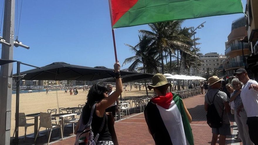 Cientos de personas forman una cadena humana en Las Canteras para exigir el fin del genocidio en Gaza