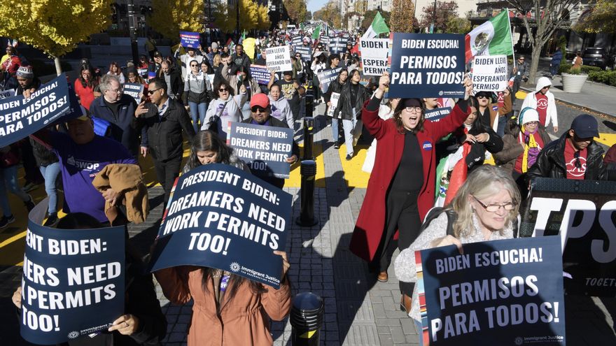 EE.UU. lanza un plan para regularizar a migrantes casados con estadounidenses