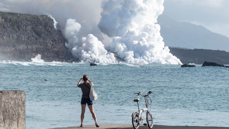 El volcán de Cumbre Vieja sigue atrayendo la atención de turistas. EFE/MIGUEL CALERO