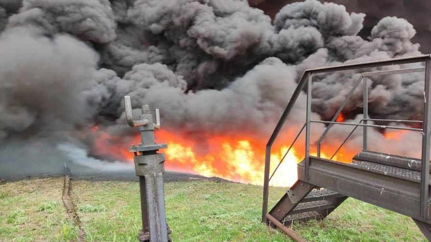 Refinería incendiada en una localidad de la región de Lugansk.