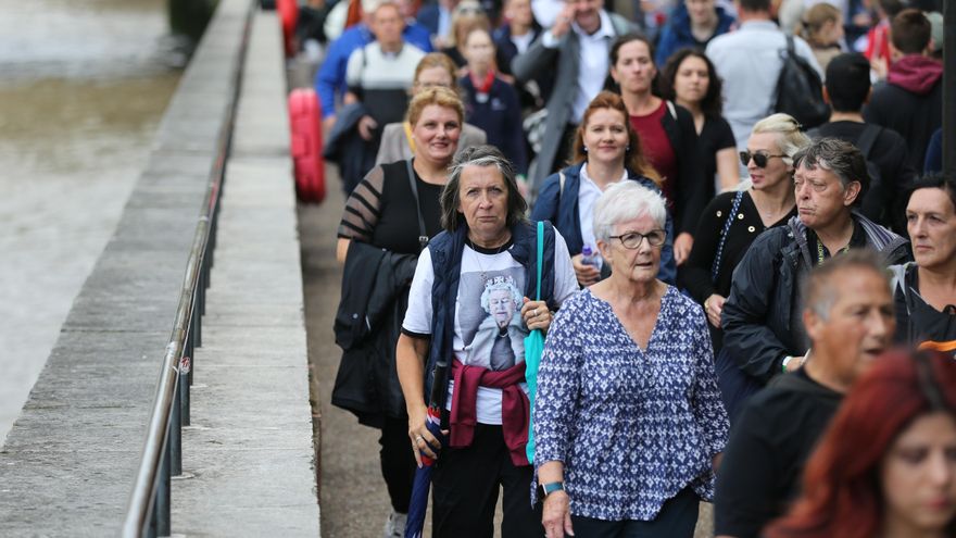 Un grupo de personas en una cola kilométrica para rendir tributo a la Reina Isabel II en el Tower Bridge