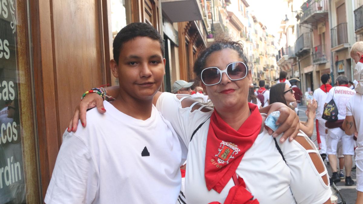 Diversas personas se acercan a disfrutar de la comparsa, entre ellas una madre con su hijo, procedentes de La Rioja