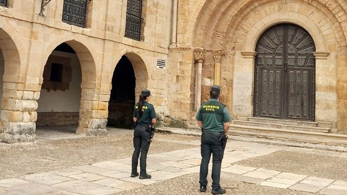 Detenidos dos jóvenes de Guriezo y Camargo por realizar grabados en la fachada de la Colegiata de Santillana