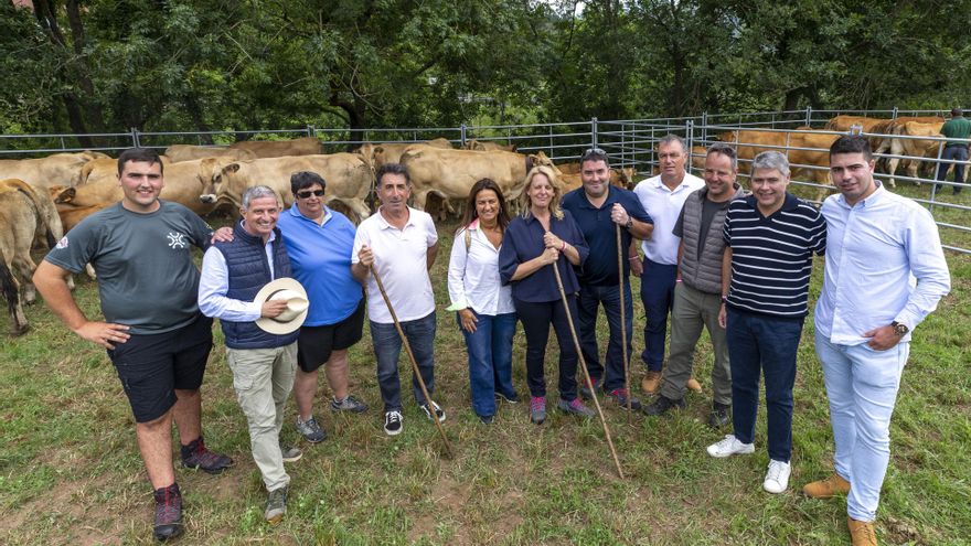 Las consejeras de Ganadería e Inclusión Social, María Jesús Susinos y Begoña Gómez del Río, en la Feria Ganadera de Ruesga