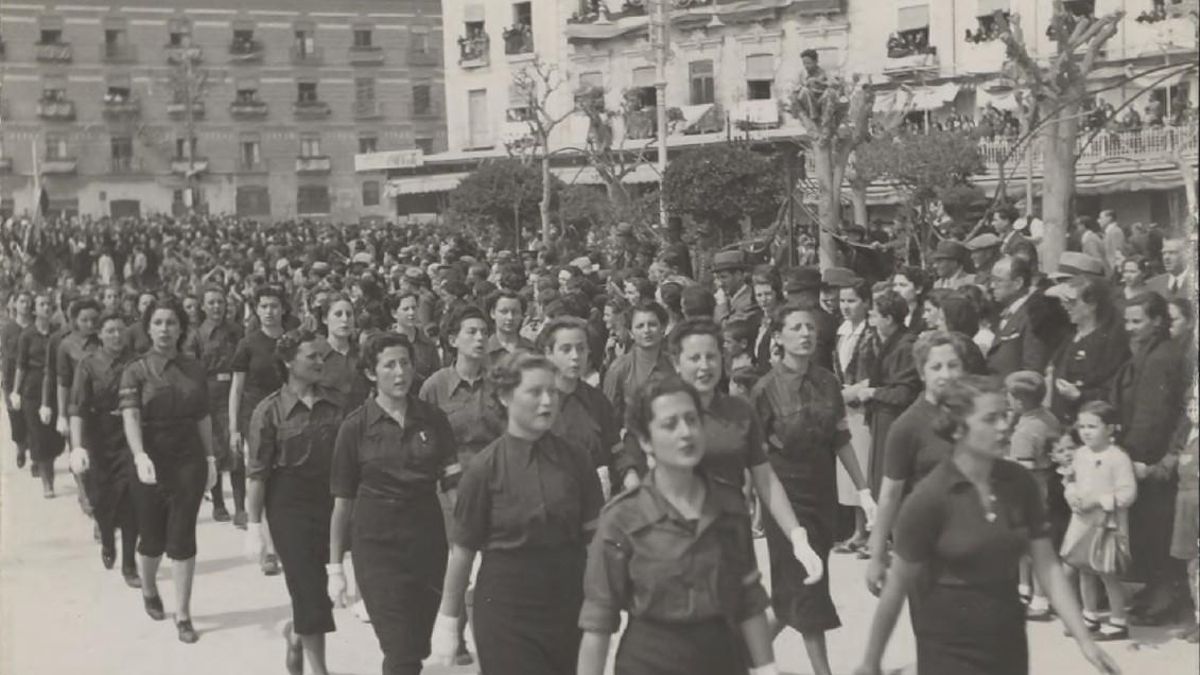 La Falange desfila en Murcia el 31 de marzo de 1939 para celebrar el fin de la Guerra Civil.