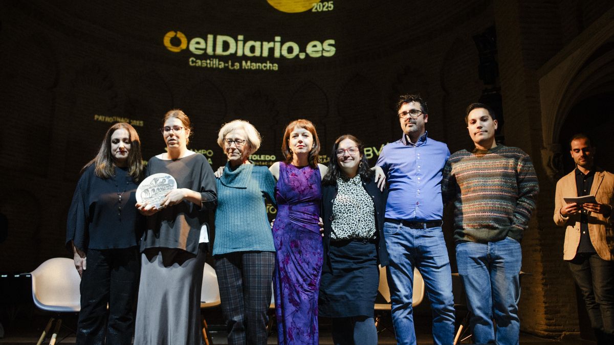 De izquierda a derecha, Carmen Bachiller, Cristina García, Carmen García, Alicia Avilés, Francisca Bravo, Rodrigo Abad y al fondo Javier Muñoz de la Torre, durante lo Reconocimientos Somos Km.0 de elDiario.es Castilla-La Mancha