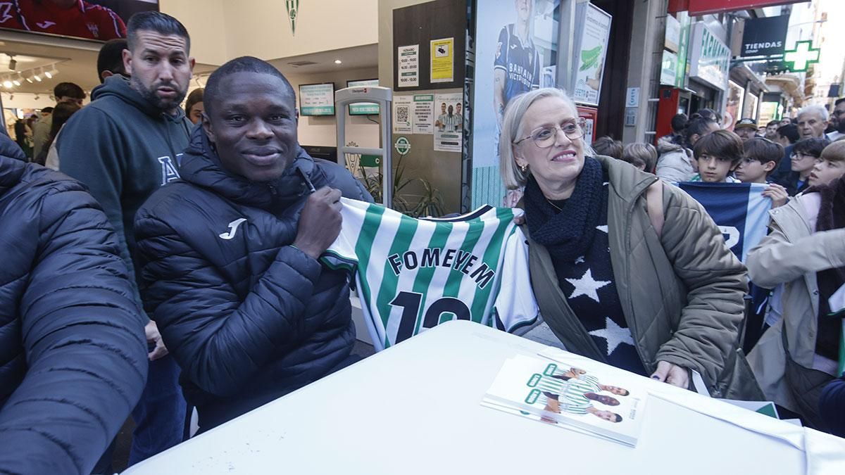 Requena, Fuentes y Fomeyem firman autógrafos en la tienda del Córdoba CF