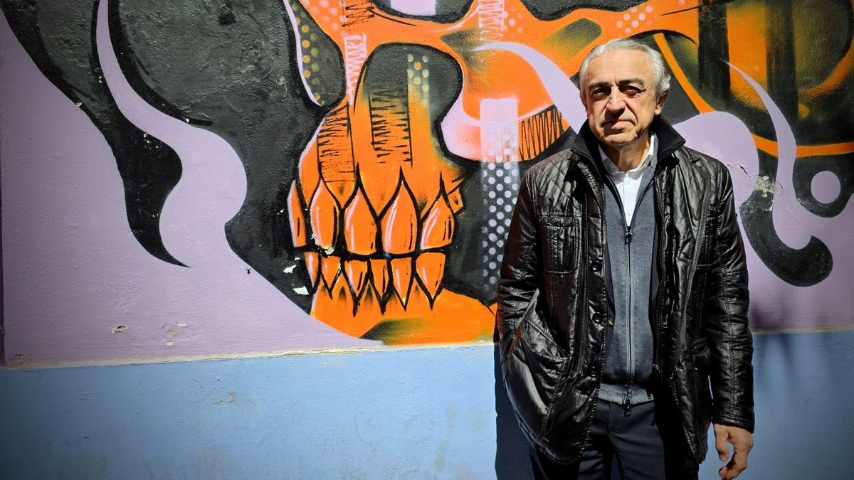 Josep Maria Tomàs Llavador posa davant d'un mural al carrer Dénia de València.