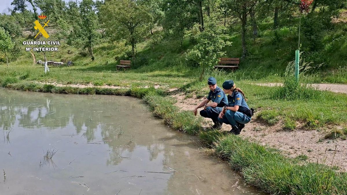 Los dos agentes del Seprona, en la zona donde se localizaron a los dos pescadores.