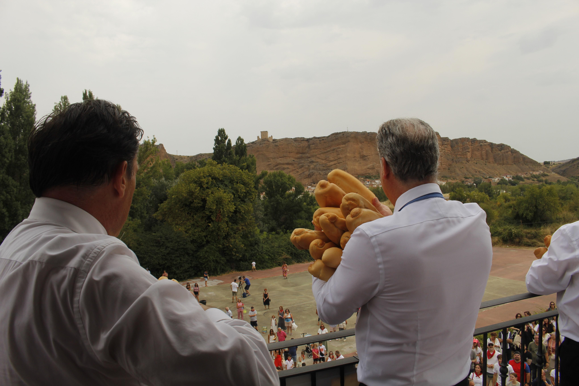 Los panes y los quesos vuelan desde la ermita de Quel para cumplir con una tradición de más de 500 años