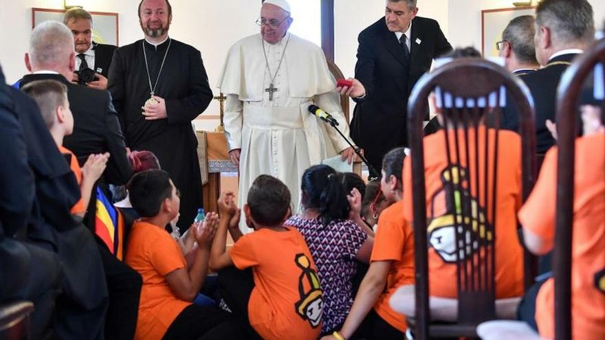 El papa pide perdón al pueblo gitano por el maltrato antes de dejar Rumanía