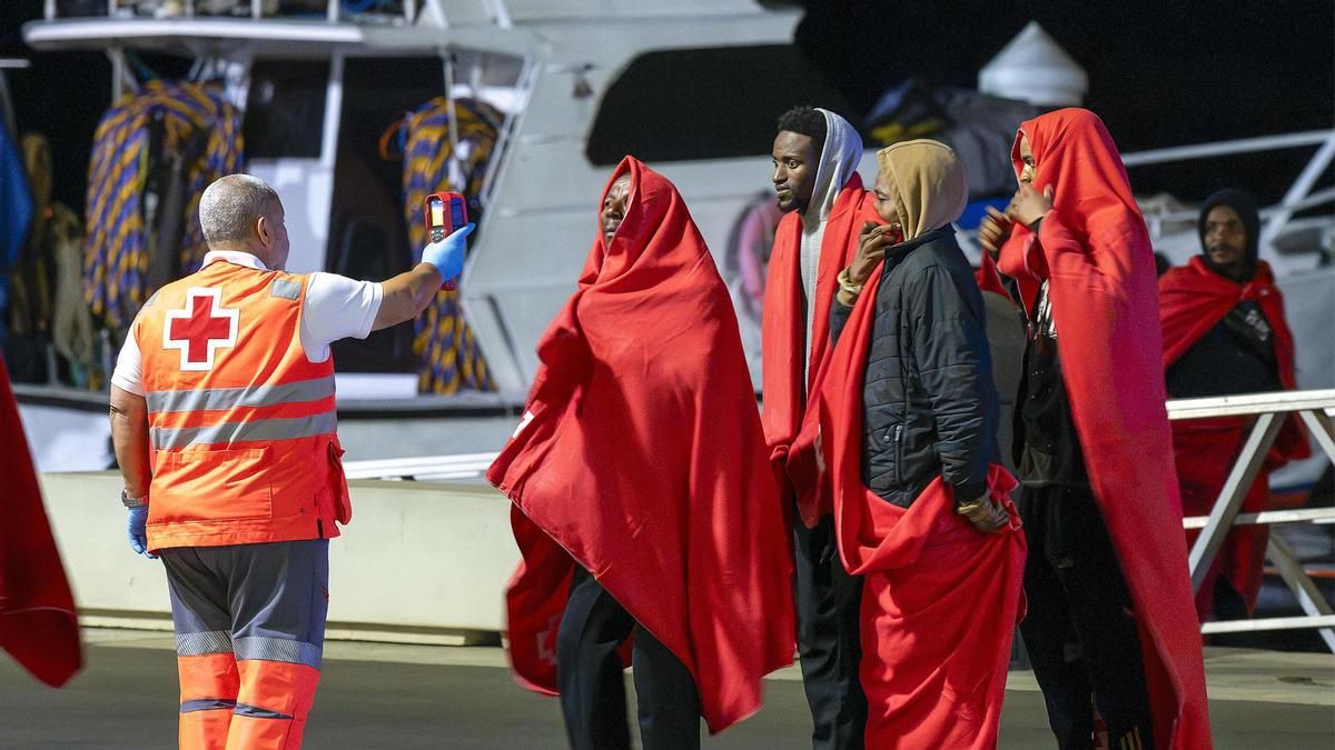 Llegan a Lanzarote 125 migrantes en una neumática, la mayor registrada en la Ruta Canaria