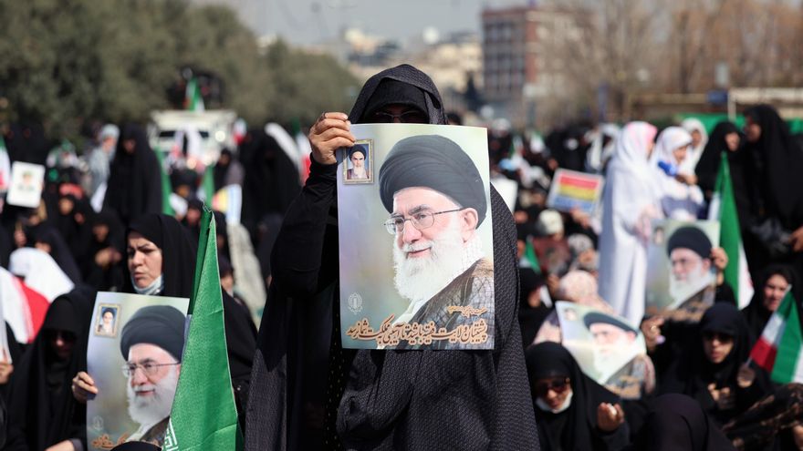Retratos de Jamenei en los rezos del viernes en una mezquita de Teherán el 6 de marzo.