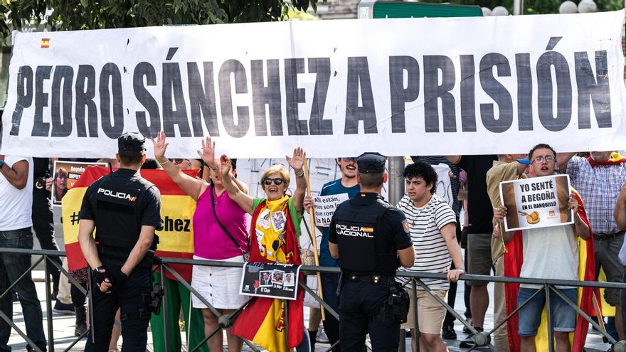 La extrema derecha invade los juzgados por la declaración de Begoña Gómez y se salta la prohibición de grabar en su interior