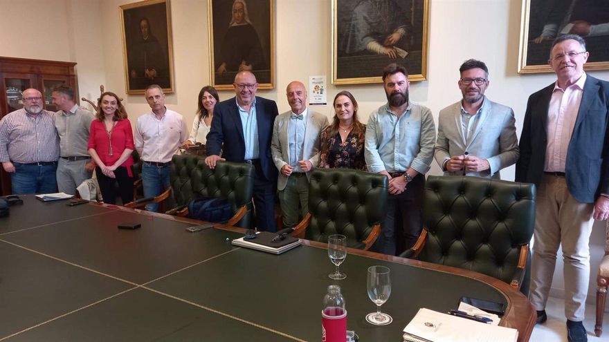 'Hurtado te escucha': el banco móvil del candidato socialista a alcalde de Córdoba