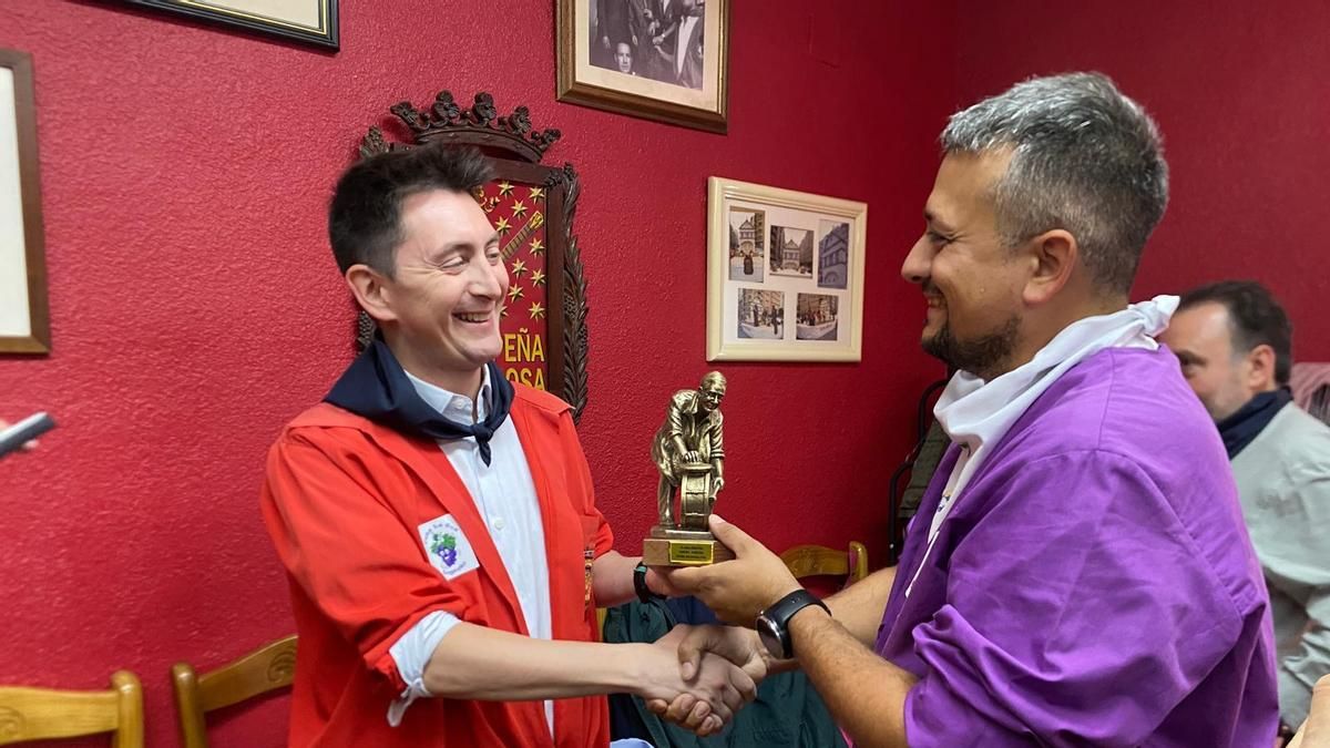 La Peña La Uva recibe el galardón Ángel Jubera