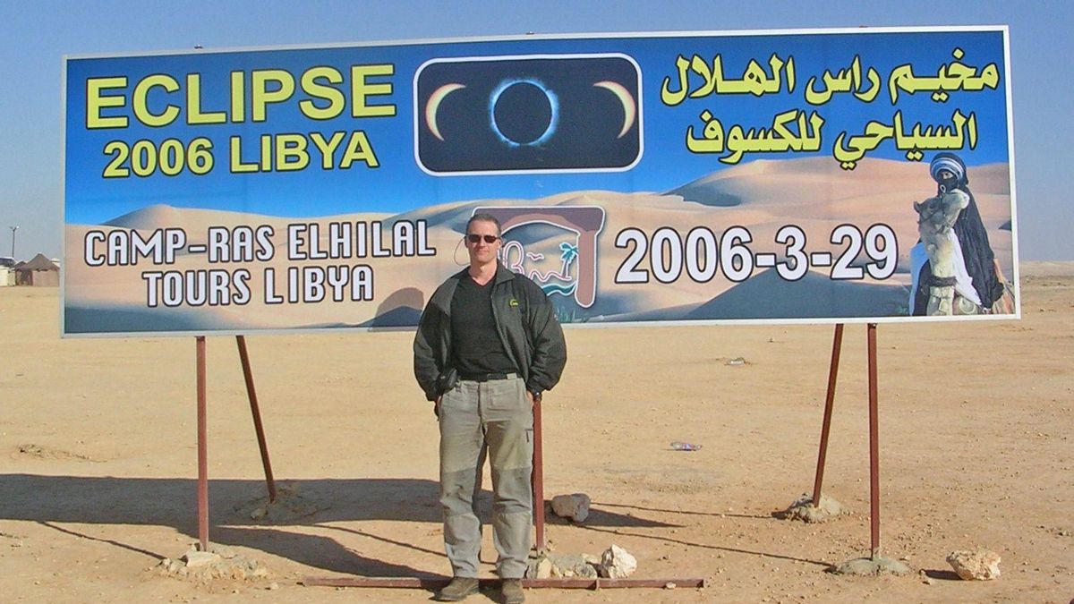 El autor, en Libia para la observación del eclipse solar de 2006.