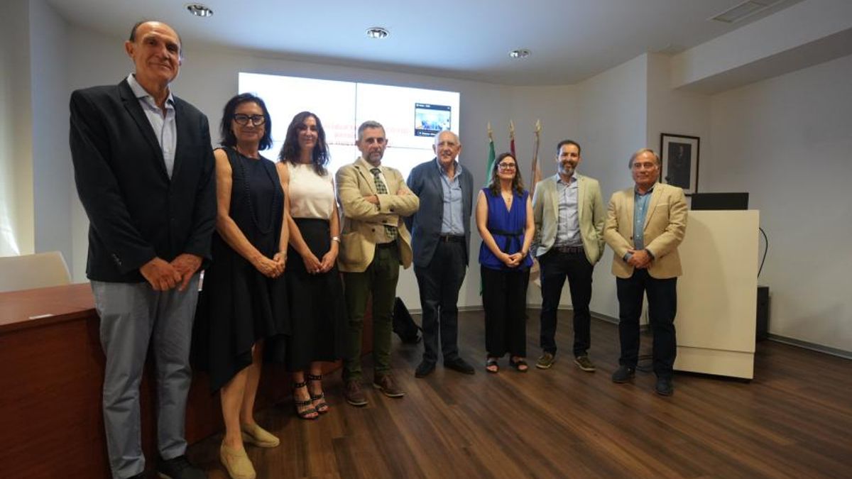 Autoridades e investigadores participantes en la jornada de presentación del estudio.