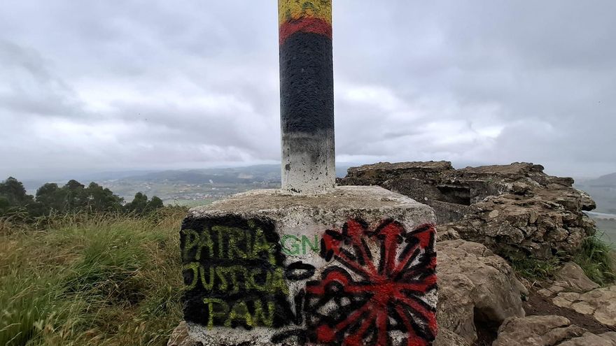 Pintadas de "símbolos falangistas" en el vértice geodésico de la cumbre del monta de La Picota