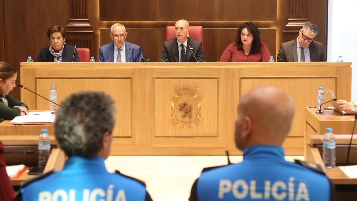 El voto del alcalde reaprueba la nueva tasa de basuras de León y promete no cobrarla hasta devolver la anterior
