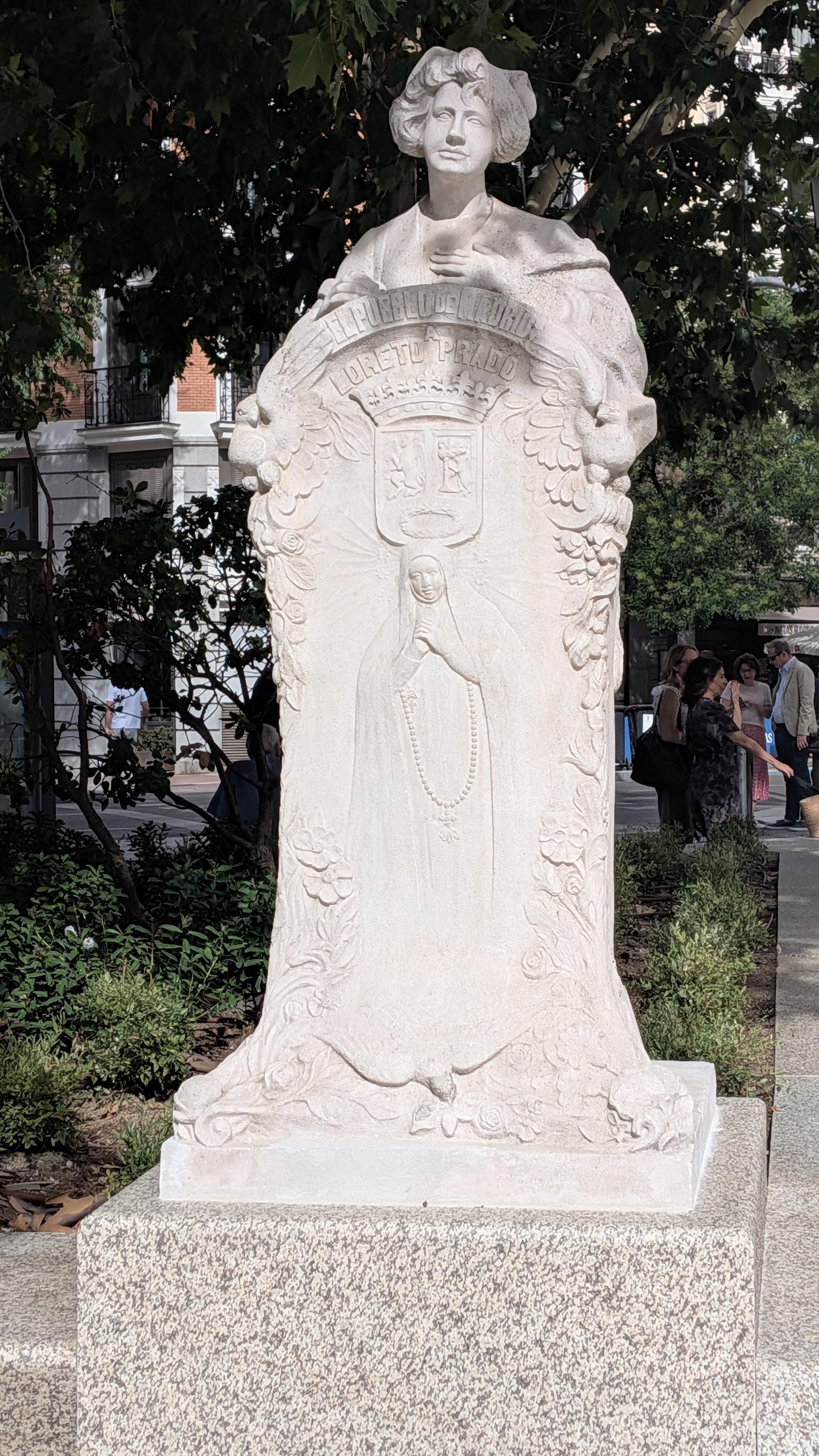 Escultura a Loreto Prado en la Plaza de Chamberí