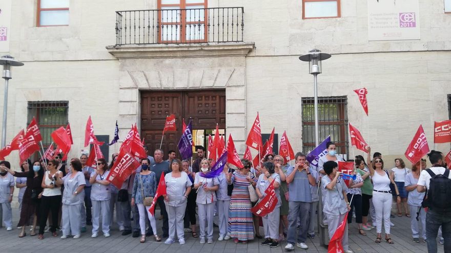 Concentración de las trabajadoras de limpieza de la UCLM para pedir a su contrata cobrar la nómina completa