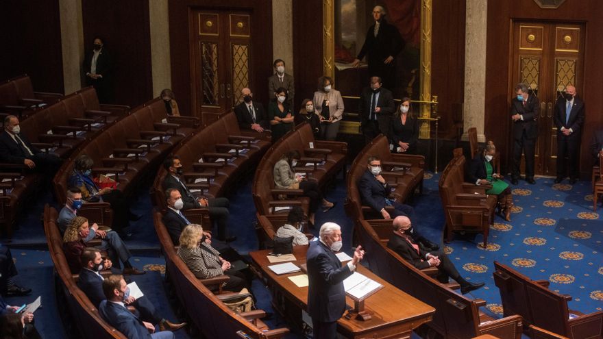 El líder de la mayoría de la Cámara de Representantes, Steny Hoyer, Se dirige al Congreso mientras se vuelven a reunir en la cámara de la Cámara para debatir la certificación de Arizona de los votos del colegio electoral en el Capitolio de los Estados Unidos en Washington, DC, EE. UU. EFE / EPA / Amanda Voisard