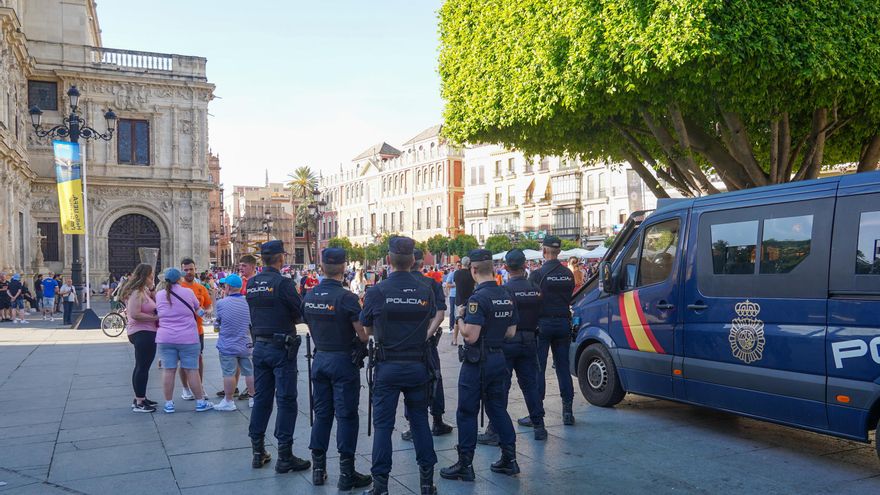 Un juez imputa seis delitos a dos policías nacionales por agresión, denuncia falsa y detención ilegal a un joven de Sevilla