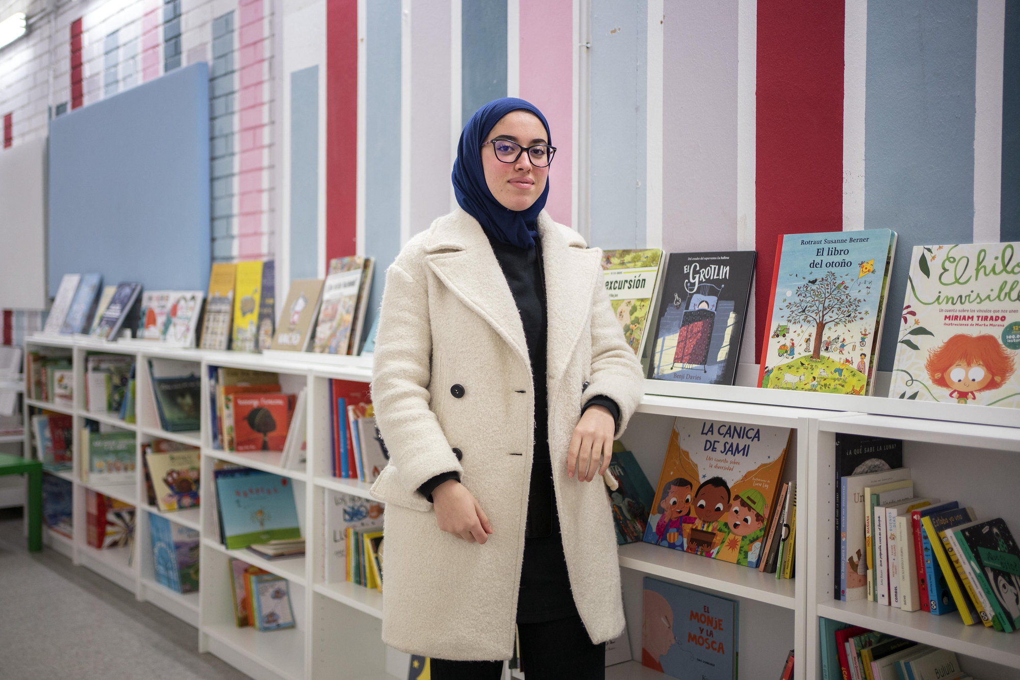 Khadija Ajahiou, de 19 años. Estudiante de odontología, pasó su niñez y adolescencia en estas mismas instalaciones, y ahora se encarga por las tardes del préstamo en la biblioteca.