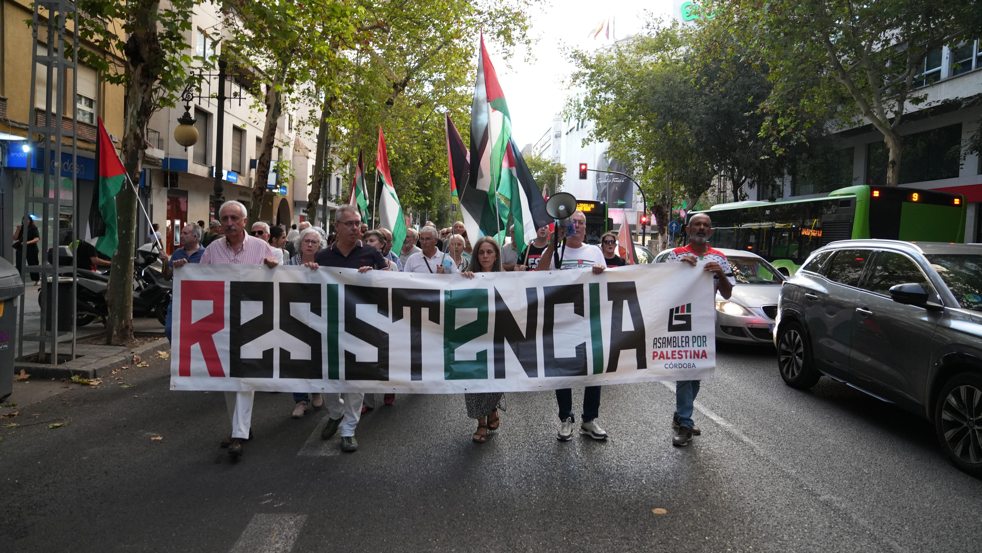 Manifestantes participan en Córdoba en una marcha en solidaridad con Palestina