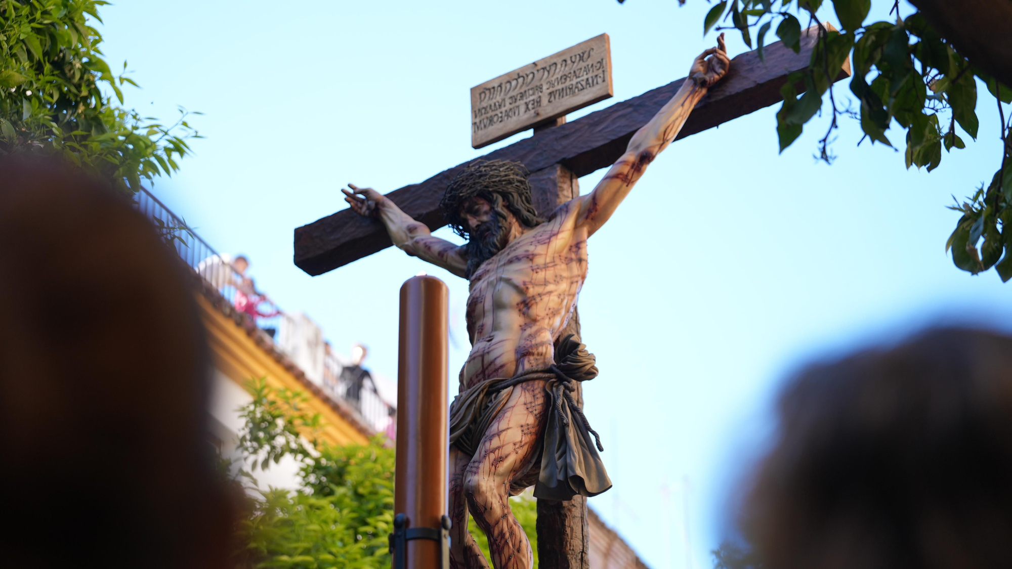 La estación de penitencia de la Hermandad Universitaria, en imágenes
