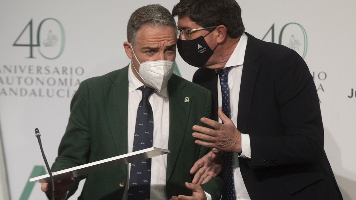 El consejero de la Presidencia y portavoz del Gobierno, Elías Bendodo, y el vicepresidente de la Junta de Andalucía, Juan Marín, en una imagen de la rueda de prensa del Consejo de Gobierno de 20 de abril.