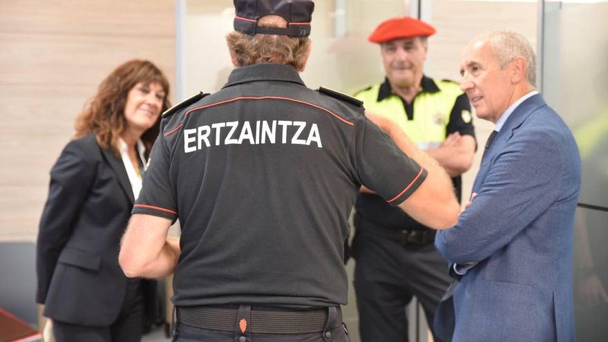 Asuntos Internos no sancionará a los dos ertzainas señalados en un informe por patear y golpear a dos detenidos