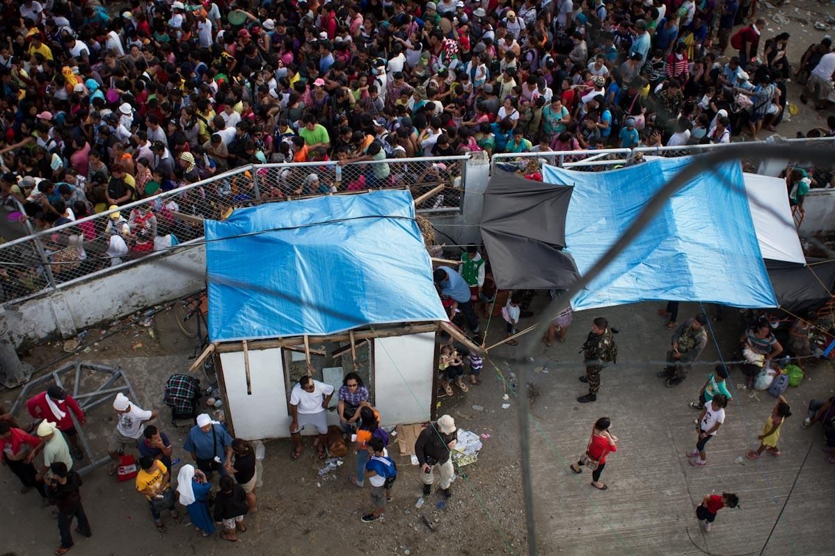 Una multitud se agolpa, a la espera de ser evacuada, a las puertas del aeropuerto de Tacloban (Filipinas) el 13 de noviembre de 2013./ Fotografía: Acción contra el Hambre/Daniel Burgui.