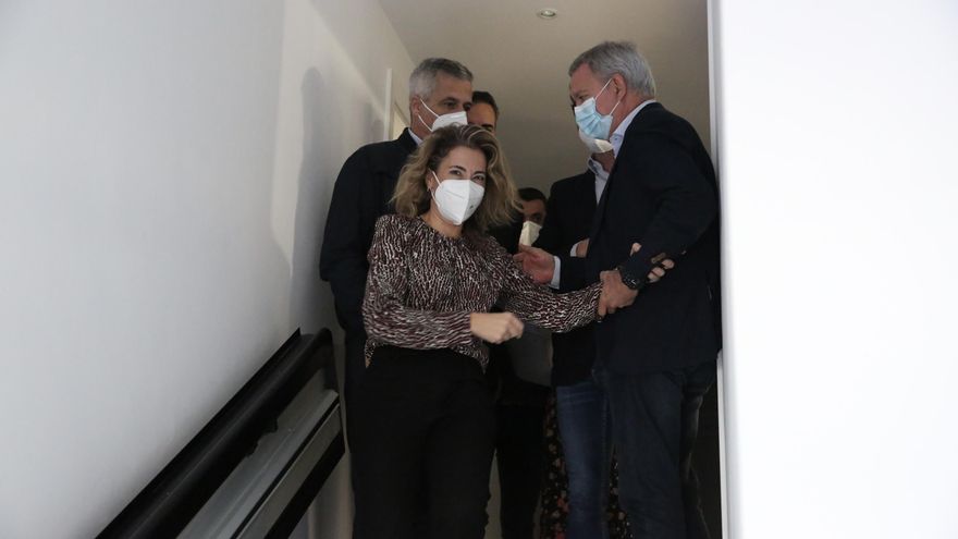 La ministra de Transportes, Movilidad y Agenda Urbana, Raquel Sánchez, junto al consejero de Obras Públicas, Transportes y Vivienda del Gobierno de Canarias, Sebastián Franquis, dentro del edificio de Tazacorte.