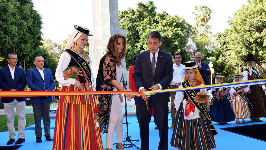 Corte de la cinta que da paso al inicio de la muestra de flores y plantas en el García Sanabria, este domingo