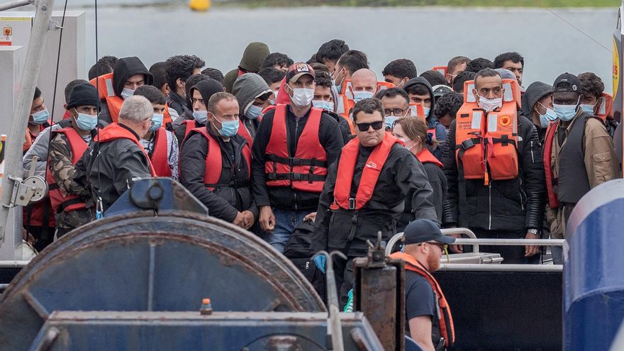 Diputados británicos cuestionan la deportación a Ruanda de migrantes