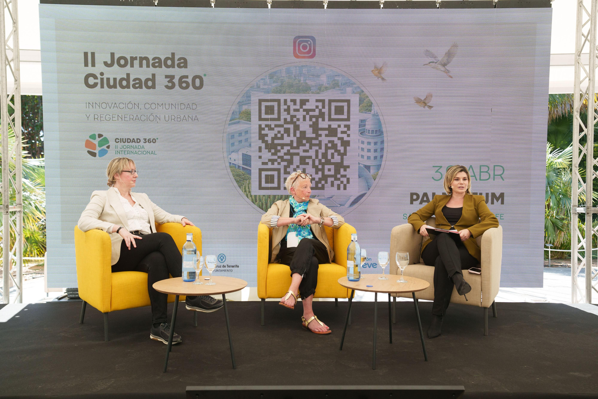 Las expertas Melissa Sterry (i) y Jenny Andersson (c) en la II Jornada Internacional Ciudad 360º, celebrada el jueves 30 de abril, en el Palmetum de Santa Cruz de Tenerife.