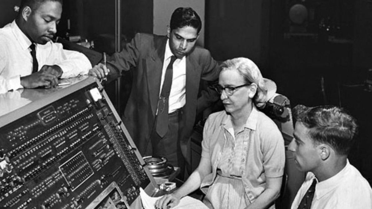 La incorporación a Eckert-Mauchly Computer Corp. permitió desarrollar herramientas capaces de traducir órdenes escritas por programadores al lenguaje que entendían las máquinas