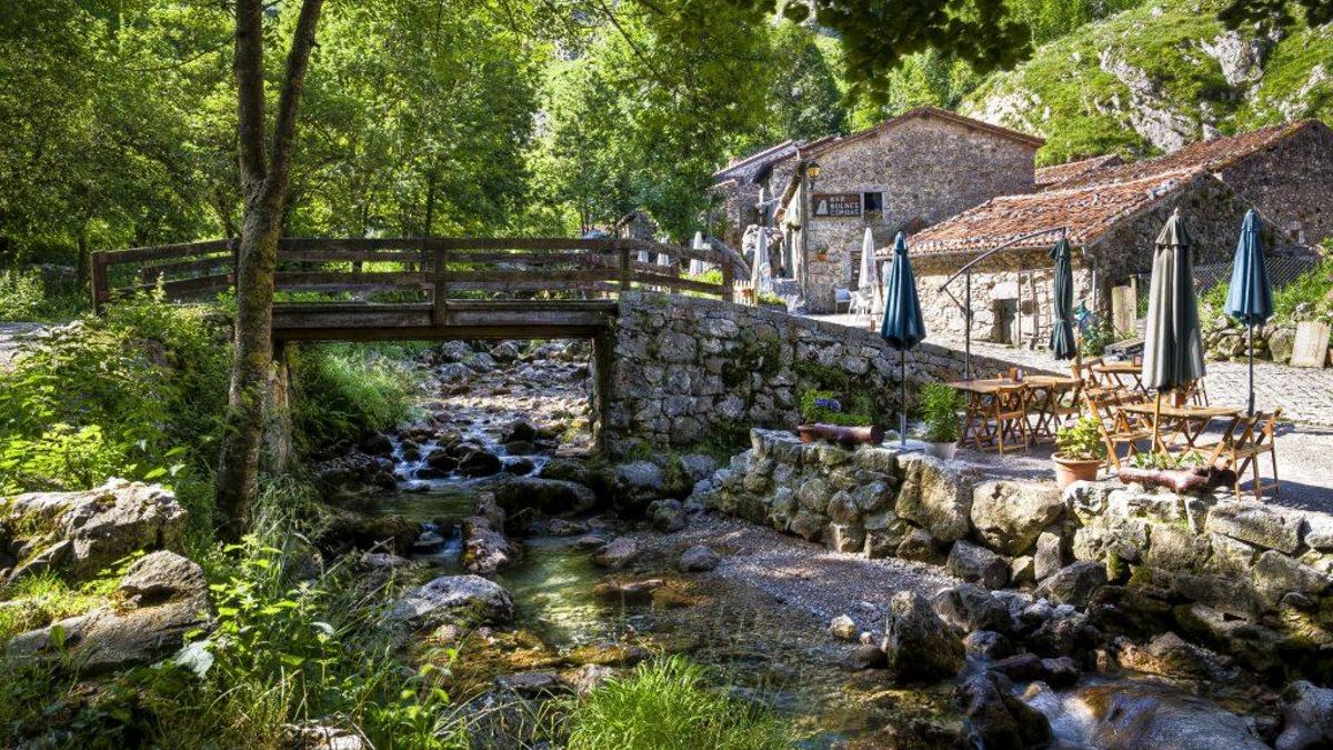 La pequeña población de Asturias a la que podrás llegar tras ascender 400 metros en funicular