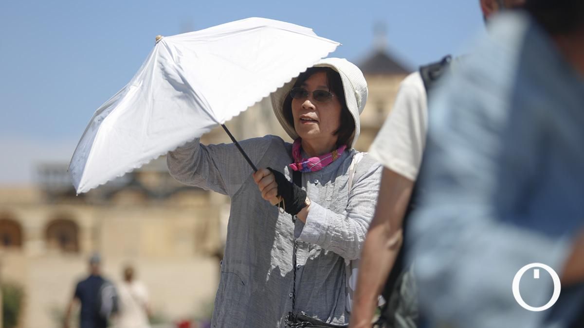 Turistas intentan combatir el calor