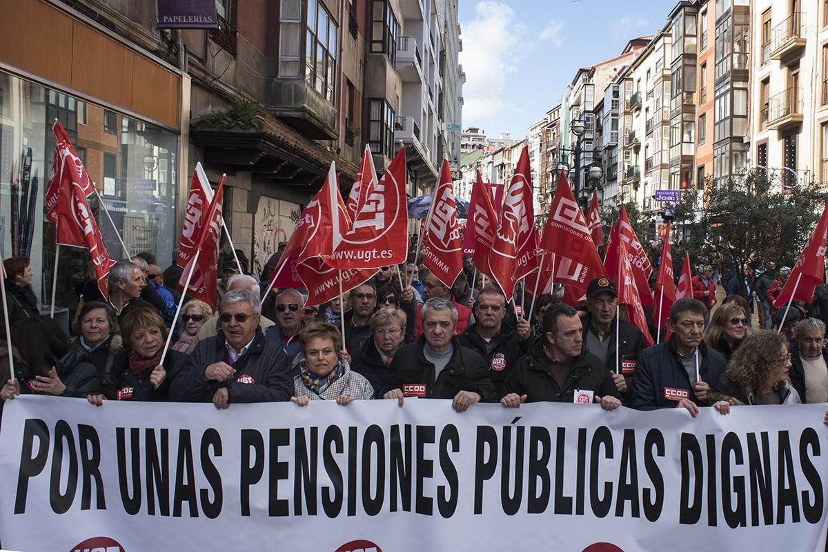 Marcha multitudinaria por las pensiones en Santander. | JOAQUÍN GÓMEZ SASTRE