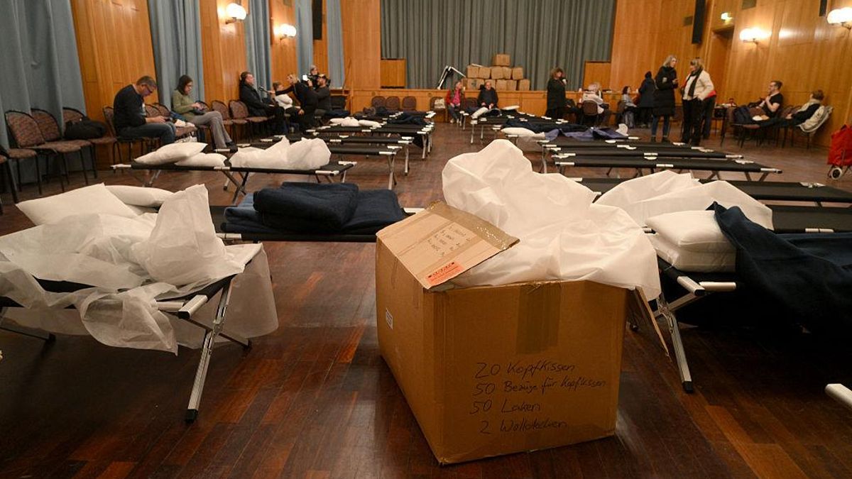 Voluntarios ofrecen comida junto a algunas camas en un puesto de socorro de la oficina del distrito de Steglitz-Zehlendorf durante el apagón de enero de 2026 en Berlín. Ralf Hirschberger / Getty Images