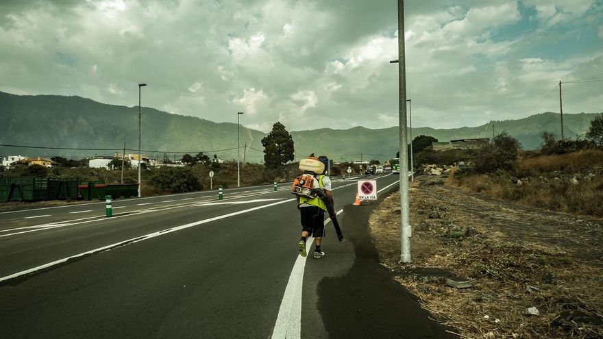 Labores de limpieza de ceniza en las carreteras de La Palma este martes. / FOTO: ANKOR RAMOS