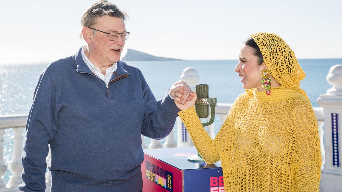 La vencedora del Benidorm Fest, Blanca Paloma, posa junto al presidente de la Generalitat Valenciana, Ximo Puig, en el Mirador del Castillo, en Benidorm.